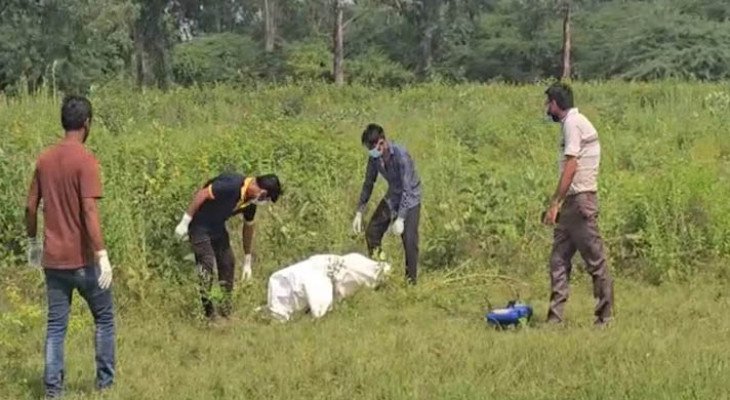 কিশোরীকে ধর্ষণের পর ছুরিকাঘাতে হত্যা, মাঠে ফেলে রাখা মরদেহ খেল কুকুর